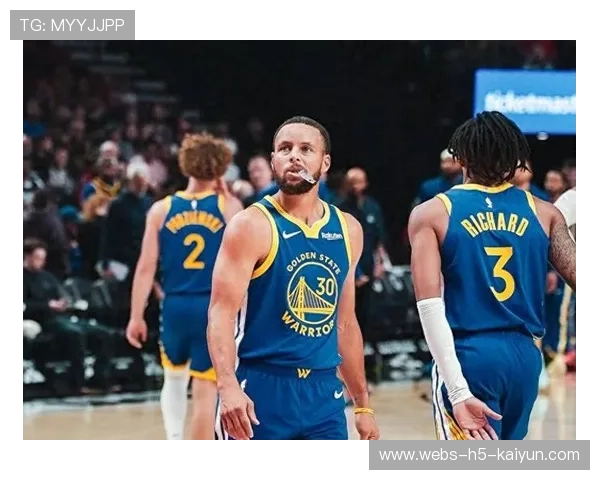 勇士灵活跑位撕开对方防线