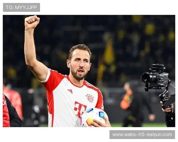 拜仁战术课凯恩脚下衔接精准，连线中场流畅度极高